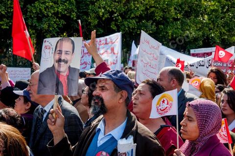 09 mars 2013 : sur l'avenue Habib Bourguiba à Tunis, près de 3000 manifestants pour commémorer la femme de la Femme et le décès de Chokri Belaid le 6 février. Plusieurs personnalités politiques, des activistes de la société civile et des artistes  ont répondu présent à l'appel de la commission Femmes de l'UGTT ainsi que d'autres organisations féministes.