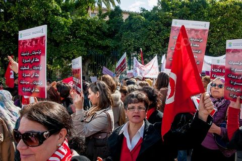 09 mars 2013 : sur l'avenue Habib Bourguiba à Tunis, près de 3000 manifestants pour commémorer la femme de la Femme et le décès de Chokri Belaid le 6 février. Plusieurs personnalités politiques, des activistes de la société civile et des artistes  ont répondu présent à l'appel de la commission Femmes de l'UGTT ainsi que d'autres organisations féministes.