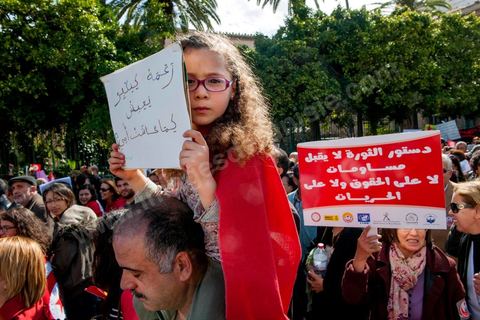 09 mars 2013 : sur l'avenue Habib Bourguiba à Tunis, près de 3000 manifestants pour commémorer la femme de la Femme et le décès de Chokri Belaid le 6 février. Plusieurs personnalités politiques, des activistes de la société civile et des artistes  ont répondu présent à l'appel de la commission Femmes de l'UGTT ainsi que d'autres organisations féministes.