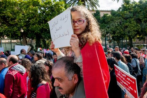 09 mars 2013 : sur l'avenue Habib Bourguiba à Tunis, près de 3000 manifestants pour commémorer la femme de la Femme et le décès de Chokri Belaid le 6 février. Plusieurs personnalités politiques, des activistes de la société civile et des artistes  ont répondu présent à l'appel de la commission Femmes de l'UGTT ainsi que d'autres organisations féministes.
