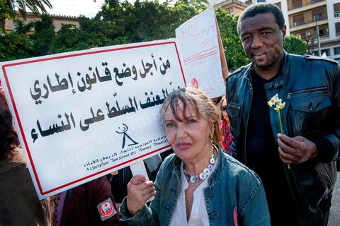 09 mars 2013 : Militante de l'ATFD, Association Tunisienne des Femmes Démocrates, sur l'avenue Habib Bourguiba à Tunis, près de 3000 manifestants pour commémorer la femme de la Femme et le décès de Chokri Belaid le 6 février. Plusieurs personnalités politiques, des activistes de la société civile et des artistes  ont répondu présent à l'appel de la commission Femmes de l'UGTT ainsi que d'autres organisations féministes.