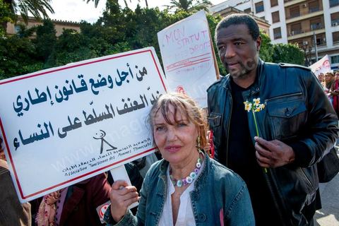09 mars 2013 : Militante de l'ATFD, Association Tunisienne des Femmes Démocrates, sur l'avenue Habib Bourguiba à Tunis, près de 3000 manifestants pour commémorer la femme de la Femme et le décès de Chokri Belaid le 6 février. Plusieurs personnalités politiques, des activistes de la société civile et des artistes  ont répondu présent à l'appel de la commission Femmes de l'UGTT ainsi que d'autres organisations féministes.