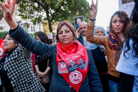 09 mars 2013 : Femme avec portrait de Chokri Belaid sur l'avenue Habib Bourguiba à Tunis, près de 3000 manifestants pour commémorer la femme de la Femme et le décès de Chokri Belaid le 6 février. Plusieurs personnalités politiques, des activistes de la société civile et des artistes  ont répondu présent à l'appel de la commission Femmes de l'UGTT ainsi que d'autres organisations féministes.