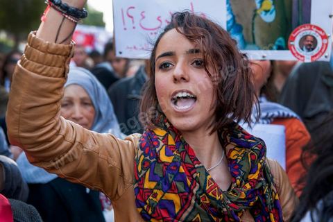 09 mars 2013 : sur l'avenue Habib Bourguiba à Tunis, près de 3000 manifestants pour commémorer la femme de la Femme et le décès de Chokri Belaid le 6 février. Plusieurs personnalités politiques, des activistes de la société civile et des artistes  ont répondu présent à l'appel de la commission Femmes de l'UGTT ainsi que d'autres organisations féministes.