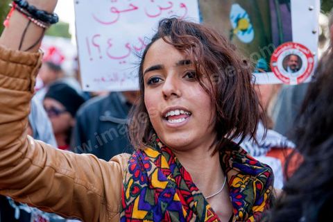 09 mars 2013 : sur l'avenue Habib Bourguiba à Tunis, près de 3000 manifestants pour commémorer la femme de la Femme et le décès de Chokri Belaid le 6 février. Plusieurs personnalités politiques, des activistes de la société civile et des artistes  ont répondu présent à l'appel de la commission Femmes de l'UGTT ainsi que d'autres organisations féministes.