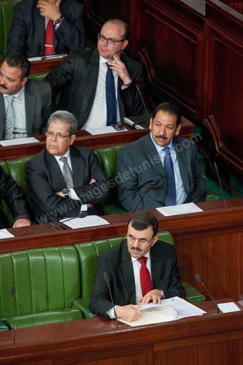 12 mars 2013 : Ali Larayedh et au dessus à droite Lotfi Ben Jeddou, nouveau Ministre de l'Intérieur et à gauche Ministre des Affaires Etrangères, Othman Jarandi. discours de Ali Larayedh, le nouveau Premier Ministre, à l'Assemblée Nationale Constituante, pour l'investiture de son nouveau gouvernement présenté le 8 mars au Président de la République. Dans son discours le premier ministre a posé le programme de son gouvernement de 9 mois, programme politique pour mener aux élections pour la fin 2013,  programme sécuritaire, relance économique et lutte contre le chômage.