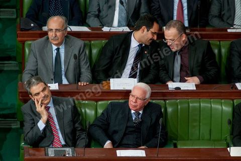 12 mars 2013 : en bas à droite le nouveau Ministre de la Défense, Rachid Sabagh et à sa droite le Ministre de la Justice, Nadhir ben Ammou. discours de Ali Larayedh, le nouveau Premier Ministre, à l'Assemblée Nationale Constituante, pour l'investiture de son nouveau gouvernement présenté le 8 mars au Président de la République. Dans son discours le premier ministre a posé le programme de son gouvernement de 9 mois, programme politique pour mener aux élections pour la fin 2013,  programme sécuritaire, relance économique et lutte contre le chômage.