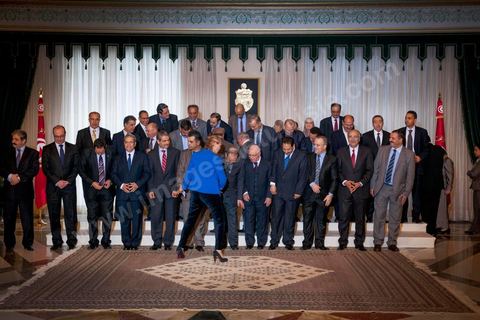 13 mars 2013 : le nouveau gouvernement avec le Président de la République et le Premier Ministre à la présidence de la République, le nouveau gouvernement de Ali Larayedh, qui a remporté le vote de confiance le matin même à l'assemblée, prête serment et pose pour la photo du gouvernement Ennahdha 2 avec le Président de la République Moncef Marzouki.