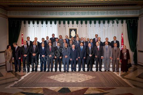 13 mars 2013 : le nouveau gouvernement avec le Président de la République et le Premier Ministre à la présidence de la République, le nouveau gouvernement de Ali Larayedh, qui a remporté le vote de confiance le matin même à l'assemblée, prête serment et pose pour la photo du gouvernement Ennahdha 2 avec le Président de la République Moncef Marzouki.