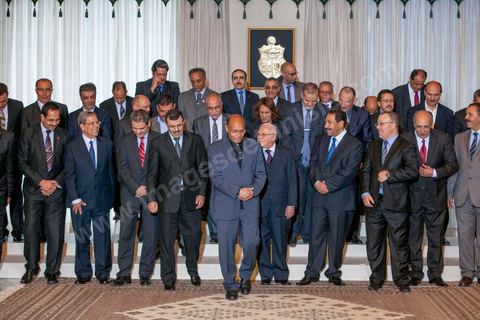 13 mars 2013 : le nouveau gouvernement avec le Président de la République et le Premier Ministre à la présidence de la République, le nouveau gouvernement de Ali Larayedh, qui a remporté le vote de confiance le matin même à l'assemblée, prête serment et pose pour la photo du gouvernement Ennahdha 2 avec le Président de la République Moncef Marzouki.