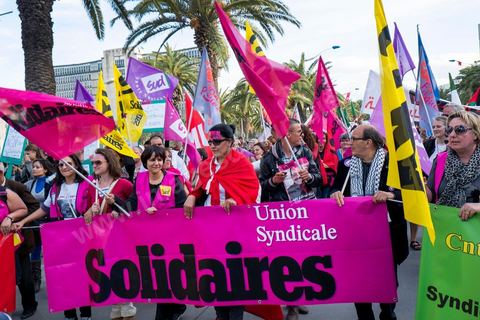 26 mars 2013 : les syndicalistes français défilent au milieu de dizaines de délégations étrangères à  l'ouverture du premier Forum Social Mondial (FSM) en terre arabe est marquée par une grand marche dans Tunis avec les plrésence de plusierus milliers de manifestations altermondialistes venus du monde entier 