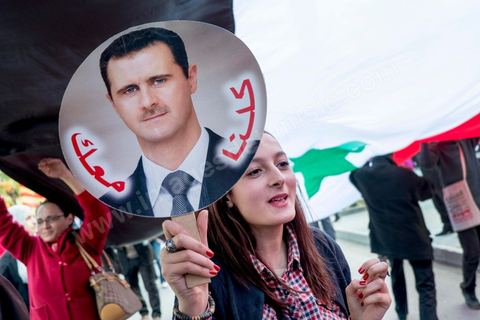 26 mars 2013 : la gauche pro régime syrien est présente, "Nous sommes tous Bachar" proclame la pancarte à l'ouverture du premier Forum Social Mondial (FSM) en terre arabe est marquée par une grand marche dans Tunis avec les plrésence de plusierus milliers de manifestations altermondialistes venus du monde entier 