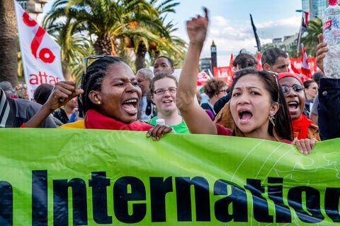 26 mars 2013 : l'ouverture du premier Forum Social Mondial (FSM) en terre arabe est marquée par une grand marche dans Tunis avec les plrésence de plusierus milliers de manifestations altermondialistes venus du monde entier 