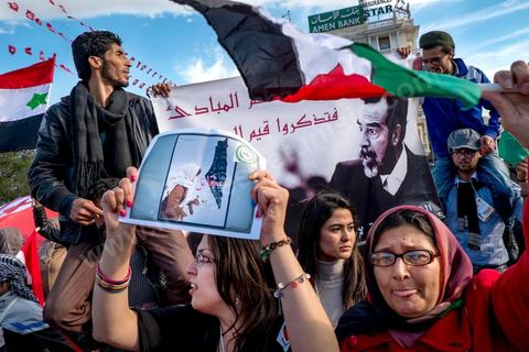26 mars 2013 : l'ouverture du premier Forum Social Mondial (FSM) en terre arabe est marquée par une grand marche dans Tunis avec les plrésence de plusierus milliers de manifestations altermondialistes venus du monde entier. Manifestation dominée par la présence de nombreuses délégations arabes.