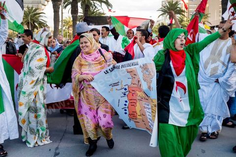 26 mars 2013 : l'ouverture du premier Forum Social Mondial (FSM) en terre arabe est marquée par une grand marche dans Tunis avec les plrésence de plusierus milliers de manifestations altermondialistes venus du monde entier. Les organisateurs sont vigilents, les sahraouis cotoient les marocains, les pros Bachar et les rebelles syriens, mais tout se déroule dasn le calme