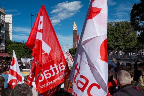 26 mars 2013 : l'ouverture du premier Forum Social Mondial (FSM) en terre arabe est marquée par une grand marche dans Tunis avec les plrésence de plusierus milliers de manifestations altermondialistes venus du monde entier 