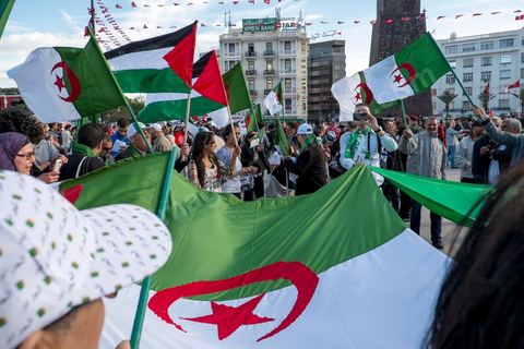 26 mars 2013 : l'ouverture du premier Forum Social Mondial (FSM) en terre arabe est marquée par une grand marche dans Tunis avec les plrésence de plusierus milliers de manifestations altermondialistes venus du monde entier. délégation algérienne