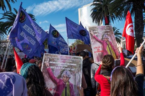 26 mars 2013 : l'ouverture du premier Forum Social Mondial (FSM) en terre arabe est marquée par une grand marche dans Tunis avec les plrésence de plusierus milliers de manifestations altermondialistes venus du monde entier 
