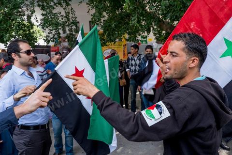 29 mars 2013 : face à face très tendu et légers affrontements entre des syriens pro rebellion (drapeau trois étoiles rouges) et militants tunisiens du parti Bass pro Bachar El Assad sur la place centrale du FSM au dernier jour des rencontres du Forum Social Mondial sur le campus universitaire de Tunis. Ce premier forum en Terre arabe a été fortement marqué par les revendicatiosn et constatestations nationaliste arabes, et dominé par un hommage et soutien constant au peuple palestinien.