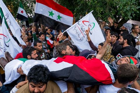 29 mars 2013 : face à face très tendu et légers affrontements entre des syriens pro rebellion (drapeau trois étoiles rouges) et militants tunisiens du parti Bass pro Bachar El Assad avec au milieu des manifestants pro palestiniens brandissant un faux cadavre sur la place centrale du FSM au dernier jour des rencontres du Forum Social Mondial sur le campus universitaire de Tunis. Ce premier forum en Terre arabe a été fortement marqué par les revendicatiosn et constatestations nationaliste arabes, et dominé par un hommage et soutien constant au peuple palestinien.