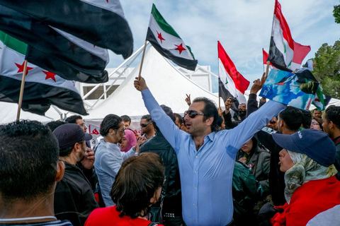 29 mars 2013 : face à face très tendu et légers affrontements entre des syriens pro rebellion (drapeau trois étoiles rouges) et militants tunisiens du parti Bass pro Bachar El Assad sur la place centrale du FSM au dernier jour des rencontres du Forum Social Mondial sur le campus universitaire de Tunis. Ce premier forum en Terre arabe a été fortement marqué par les revendicatiosn et constatestations nationaliste arabes, et dominé par un hommage et soutien constant au peuple palestinien.