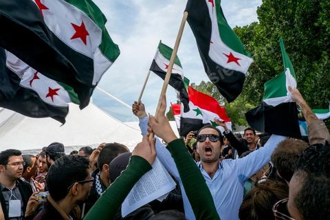 29 mars 2013 : face à face très tendu et légers affrontements entre des syriens pro rebellion (drapeau trois étoiles rouges) et militants tunisiens du parti Bass pro Bachar El Assad sur la place centrale du FSM au dernier jour des rencontres du Forum Social Mondial sur le campus universitaire de Tunis. Ce premier forum en Terre arabe a été fortement marqué par les revendicatiosn et constatestations nationaliste arabes, et dominé par un hommage et soutien constant au peuple palestinien.
