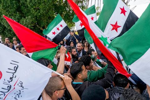 29 mars 2013 : face à face très tendu et légers affrontements entre des syriens pro rebellion (drapeau trois étoiles rouges) et militants tunisiens du parti Bass pro Bachar El Assad sur la place centrale du FSM au dernier jour des rencontres du Forum Social Mondial sur le campus universitaire de Tunis. Ce premier forum en Terre arabe a été fortement marqué par les revendicatiosn et constatestations nationaliste arabes, et dominé par un hommage et soutien constant au peuple palestinien.