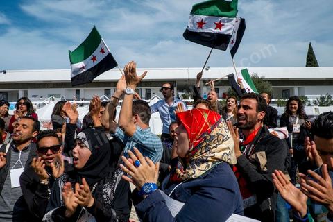 29 mars 2013 : face à face très tendu et légers affrontements entre des syriens pro rebellion (drapeau trois étoiles rouges) et militants tunisiens du parti Bass pro Bachar El Assad sur la place centrale du FSM au dernier jour des rencontres du Forum Social Mondial sur le campus universitaire de Tunis. Ce premier forum en Terre arabe a été fortement marqué par les revendicatiosn et constatestations nationaliste arabes, et dominé par un hommage et soutien constant au peuple palestinien.