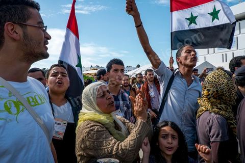 29 mars 2013 : face à face très tendu et légers affrontements entre des syriens pro rebellion (drapeau trois étoiles rouges) et militants tunisiens du parti Bass pro Bachar El Assad sur la place centrale du FSM au dernier jour des rencontres du Forum Social Mondial sur le campus universitaire de Tunis. Ce premier forum en Terre arabe a été fortement marqué par les revendicatiosn et constatestations nationaliste arabes, et dominé par un hommage et soutien constant au peuple palestinien.
