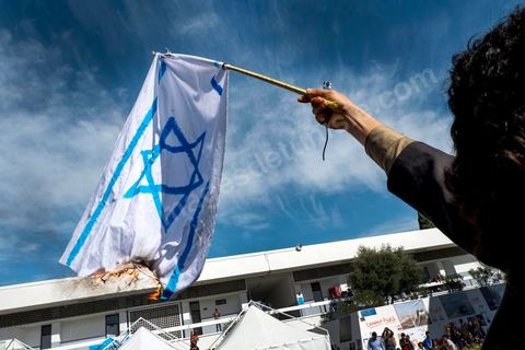 29 mars 2013 : les militants tunisiens du parti Bass pro Bachar El Assad sur la place centrale du FSM brule le drapeau israélien au dernier jour des rencontres du Forum Social Mondial sur le campus universitaire de Tunis. Ce premier forum en Terre arabe a été fortement marqué par les revendicatiosn et constatestations nationaliste arabes, et dominé par un hommage et soutien constant au peuple palestinien.