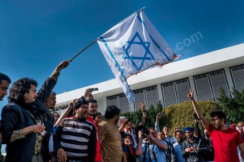 29 mars 2013 : les militants tunisiens du parti Bass pro Bachar El Assad sur la place centrale du FSM brule le drapeau israélien au dernier jour des rencontres du Forum Social Mondial sur le campus universitaire de Tunis. Ce premier forum en Terre arabe a été fortement marqué par les revendicatiosn et constatestations nationaliste arabes, et dominé par un hommage et soutien constant au peuple palestinien.