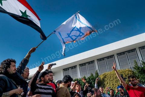 29 mars 2013 : les militants tunisiens du parti Bass pro Bachar El Assad sur la place centrale du FSM brule le drapeau israélien au dernier jour des rencontres du Forum Social Mondial sur le campus universitaire de Tunis. Ce premier forum en Terre arabe a été fortement marqué par les revendicatiosn et constatestations nationaliste arabes, et dominé par un hommage et soutien constant au peuple palestinien.