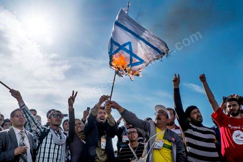 29 mars 2013 : les militants tunisiens du parti Bass pro Bachar El Assad sur la place centrale du FSM brule le drapeau israélien au dernier jour des rencontres du Forum Social Mondial sur le campus universitaire de Tunis. Ce premier forum en Terre arabe a été fortement marqué par les revendicatiosn et constatestations nationaliste arabes, et dominé par un hommage et soutien constant au peuple palestinien.