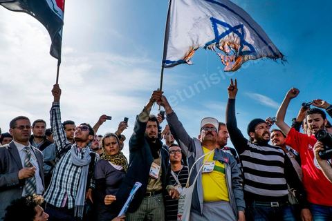 29 mars 2013 : les militants tunisiens du parti Bass pro Bachar El Assad sur la place centrale du FSM brule le drapeau israélien au dernier jour des rencontres du Forum Social Mondial sur le campus universitaire de Tunis. Ce premier forum en Terre arabe a été fortement marqué par les revendicatiosn et constatestations nationaliste arabes, et dominé par un hommage et soutien constant au peuple palestinien.