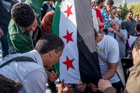 29 mars 2013 : les militants tunisiens du parti Bass pro Bachar El Assad sur la place centrale du FSM brule le drapeau des rebelles syriens au dernier jour des rencontres du Forum Social Mondial sur le campus universitaire de Tunis. Ce premier forum en Terre arabe a été fortement marqué par les revendicatiosn et constatestations nationaliste arabes, et dominé par un hommage et soutien constant au peuple palestinien.