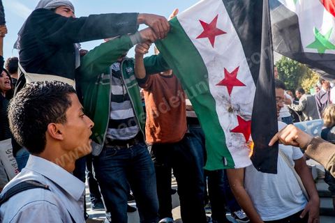 29 mars 2013 : les militants tunisiens du parti Bass pro Bachar El Assad sur la place centrale du FSM brule le drapeau des rebelles syriens au dernier jour des rencontres du Forum Social Mondial sur le campus universitaire de Tunis. Ce premier forum en Terre arabe a été fortement marqué par les revendicatiosn et constatestations nationaliste arabes, et dominé par un hommage et soutien constant au peuple palestinien.