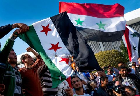 29 mars 2013 : les militants tunisiens du parti Bass pro Bachar El Assad sur la place centrale du FSM brule le drapeau des rebelles syriens au dernier jour des rencontres du Forum Social Mondial sur le campus universitaire de Tunis. Ce premier forum en Terre arabe a été fortement marqué par les revendicatiosn et constatestations nationaliste arabes, et dominé par un hommage et soutien constant au peuple palestinien.