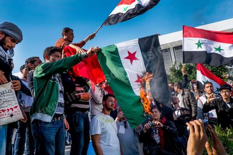 29 mars 2013 : les militants tunisiens du parti Bass pro Bachar El Assad sur la place centrale du FSM brule le drapeau des rebelles syriens au dernier jour des rencontres du Forum Social Mondial sur le campus universitaire de Tunis. Ce premier forum en Terre arabe a été fortement marqué par les revendicatiosn et constatestations nationaliste arabes, et dominé par un hommage et soutien constant au peuple palestinien.