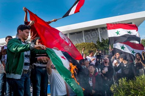 29 mars 2013 : les militants tunisiens du parti Bass pro Bachar El Assad sur la place centrale du FSM brule le drapeau des rebelles syriens au dernier jour des rencontres du Forum Social Mondial sur le campus universitaire de Tunis. Ce premier forum en Terre arabe a été fortement marqué par les revendicatiosn et constatestations nationaliste arabes, et dominé par un hommage et soutien constant au peuple palestinien.