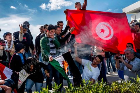 29 mars 2013 : les militants tunisiens du parti Bass pro Bachar El Assad sur la place centrale du FSM brule le drapeau des rebelles syriens au dernier jour des rencontres du Forum Social Mondial sur le campus universitaire de Tunis. Ce premier forum en Terre arabe a été fortement marqué par les revendicatiosn et constatestations nationaliste arabes, et dominé par un hommage et soutien constant au peuple palestinien.