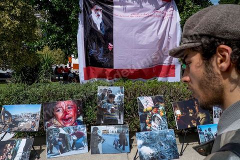 29 mars 2013 : Des militants pro Khomeini au dernier jour des rencontres du Forum Social Mondial sur le campus universitaire de Tunis. Ce premier forum en Terre arabe a été fortement marqué par les revendicatiosn et constatestations nationaliste arabes, et dominé par un hommage et soutien constant au peuple palestinien.