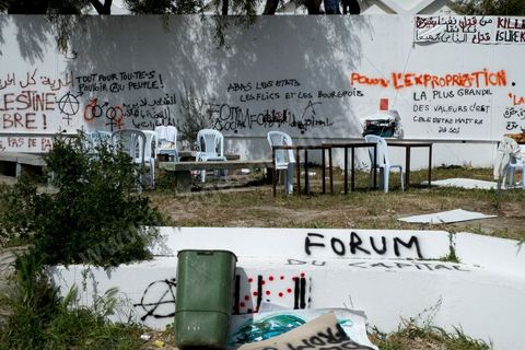 29 mars 2013 : graffitis sur les murs au dernier jour des rencontres du Forum Social Mondial sur le campus universitaire de Tunis. Ce premier forum en Terre arabe a été fortement marqué par les revendicatiosn et constatestations nationaliste arabes, et dominé par un hommage et soutien constant au peuple palestinien.