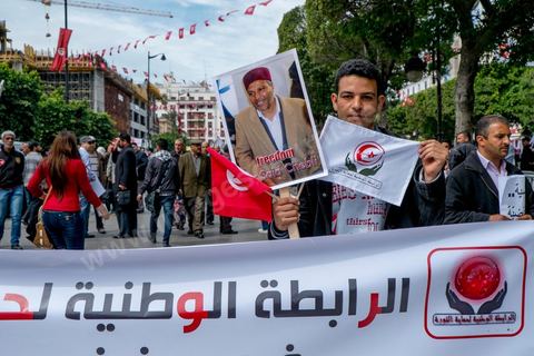9 avril 2013 : les membres des Ligues de Protection de la Révolution manifestent et tentent d'affronter les démocrates mais bloqués par la police. à l'occasion de la journée des martyrs, l'avenue Bourguiba à Tunis a accueilli plusieurs marches politiques. Entre la première marche de la nouvelle alliance politique "Union pour la Tunisie", regroupant les partis progressistes Nidaa Tounes, Al Joumhouri, Al Massar, Parti Socialiste et Parti Patriotique, et celle des partisans de Ennahdha et des Ligues de Protection de la Révolution (LPR) la tension a été au maximum mais contrôlé par un dispositif sécuritaire impotant et efficace.