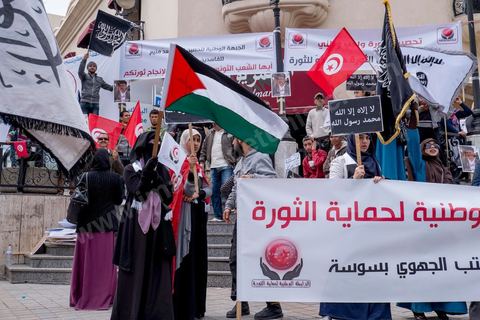 9 avril 2013 : les membres des Ligues de Protection de la Révolution manifestent et tentent d'affronter les démocrates mais bloqués par la police. à l'occasion de la journée des martyrs, l'avenue Bourguiba à Tunis a accueilli plusieurs marches politiques. Entre la première marche de la nouvelle alliance politique "Union pour la Tunisie", regroupant les partis progressistes Nidaa Tounes, Al Joumhouri, Al Massar, Parti Socialiste et Parti Patriotique, et celle des partisans de Ennahdha et des Ligues de Protection de la Révolution (LPR) la tension a été au maximum mais contrôlé par un dispositif sécuritaire impotant et efficace.
