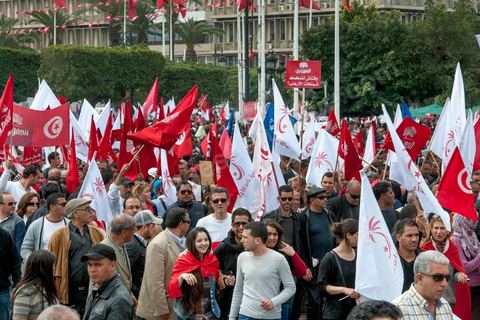 9 avril 2013 : Partisans de l'Union pour la Tunisie. à l'occasion de la journée des martyrs, l'avenue Bourguiba à Tunis a accueilli plusieurs marches politiques. Entre la première marche de la nouvelle alliance politique "Union pour la Tunisie", regroupant les partis progressistes Nidaa Tounes, Al Joumhouri, Al Massar, Parti Socialiste et Parti Patriotique, et celle des partisans de Ennahdha et des Ligues de Protection de la Révolution (LPR) la tension a été au maximum mais contrôlé par un dispositif sécuritaire impotant et efficace.