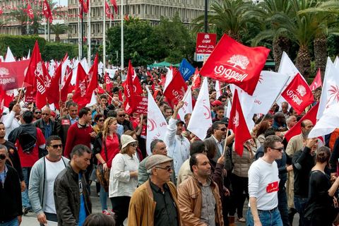 9 avril 2013 : Partisans de l'Union pour la Tunisie. à l'occasion de la journée des martyrs, l'avenue Bourguiba à Tunis a accueilli plusieurs marches politiques. Entre la première marche de la nouvelle alliance politique "Union pour la Tunisie", regroupant les partis progressistes Nidaa Tounes, Al Joumhouri, Al Massar, Parti Socialiste et Parti Patriotique, et celle des partisans de Ennahdha et des Ligues de Protection de la Révolution (LPR) la tension a été au maximum mais contrôlé par un dispositif sécuritaire impotant et efficace.