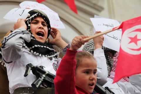 9 avril 2013 : jeunes enfants en tenues jihadistes avec armes en plastiques pronent pour le jihad sur le stand d'Ennahda à l'occasion de la journée des martyrs, l'avenue Bourguiba à Tunis a accueilli plusieurs marches politiques. Entre la première marche de la nouvelle alliance politique "Union pour la Tunisie", regroupant les partis progressistes Nidaa Tounes, Al Joumhouri, Al Massar, Parti Socialiste et Parti Patriotique, et celle des partisans de Ennahdha et des Ligues de Protection de la Révolution (LPR) la tension a été au maximum mais contrôlé par un dispositif sécuritaire impotant et efficace.