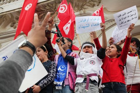 9 avril 2013 : jeunes enfants en tenues jihadistes avec armes en plastiques pronent pour le jihad sur le stand d'Ennahda à l'occasion de la journée des martyrs, l'avenue Bourguiba à Tunis a accueilli plusieurs marches politiques. Entre la première marche de la nouvelle alliance politique "Union pour la Tunisie", regroupant les partis progressistes Nidaa Tounes, Al Joumhouri, Al Massar, Parti Socialiste et Parti Patriotique, et celle des partisans de Ennahdha et des Ligues de Protection de la Révolution (LPR) la tension a été au maximum mais contrôlé par un dispositif sécuritaire impotant et efficace.