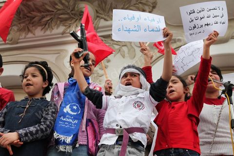 9 avril 2013 : jeunes enfants en tenues jihadistes avec armes en plastiques pronent pour le jihad sur le stand d'Ennahda à l'occasion de la journée des martyrs, l'avenue Bourguiba à Tunis a accueilli plusieurs marches politiques. Entre la première marche de la nouvelle alliance politique "Union pour la Tunisie", regroupant les partis progressistes Nidaa Tounes, Al Joumhouri, Al Massar, Parti Socialiste et Parti Patriotique, et celle des partisans de Ennahdha et des Ligues de Protection de la Révolution (LPR) la tension a été au maximum mais contrôlé par un dispositif sécuritaire impotant et efficace.