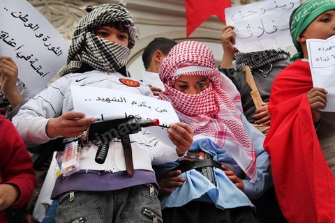 9 avril 2013 : jeunes enfants en tenues jihadistes avec armes en plastiques pronent pour le jihad sur le stand d'Ennahda à l'occasion de la journée des martyrs, l'avenue Bourguiba à Tunis a accueilli plusieurs marches politiques. Entre la première marche de la nouvelle alliance politique "Union pour la Tunisie", regroupant les partis progressistes Nidaa Tounes, Al Joumhouri, Al Massar, Parti Socialiste et Parti Patriotique, et celle des partisans de Ennahdha et des Ligues de Protection de la Révolution (LPR) la tension a été au maximum mais contrôlé par un dispositif sécuritaire impotant et efficace.